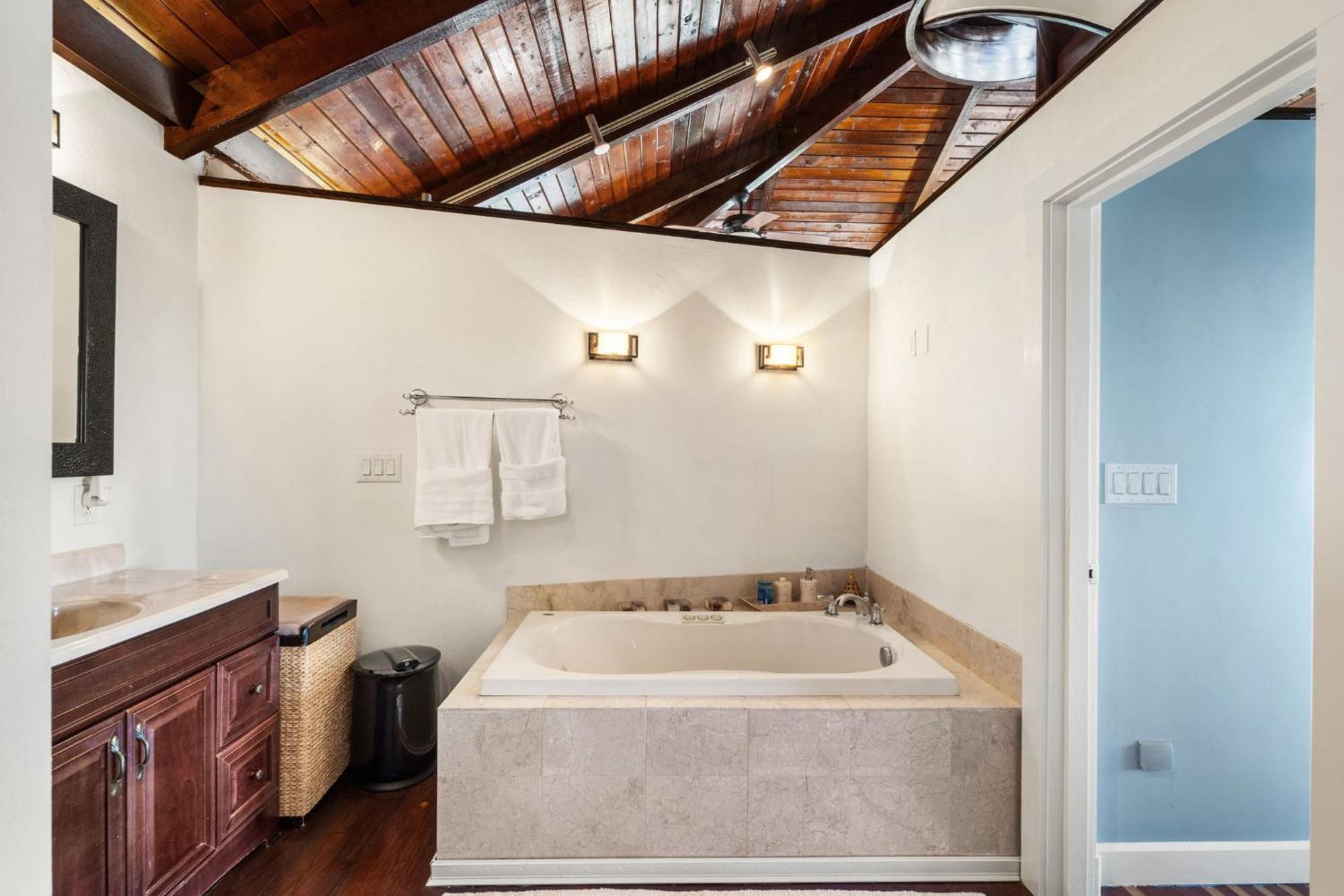 Hot Tub, Electric Bikes, Solo Stove, Projector, Smores Marblehead Εξωτερικό φωτογραφία